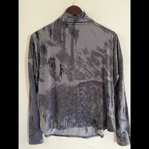 Babaton top size small, super soft and silky